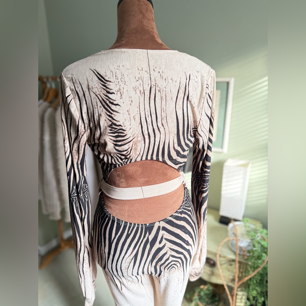 Elegant Black and Cream Jumpsuit - Picture 11 of 13